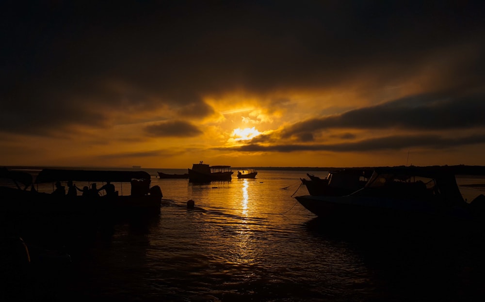 barco de madera en el mar