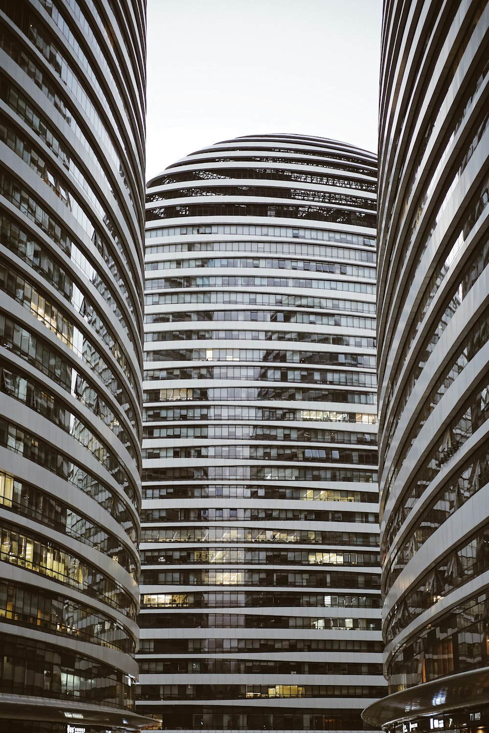 Bâtiments en béton gris pendant la journée