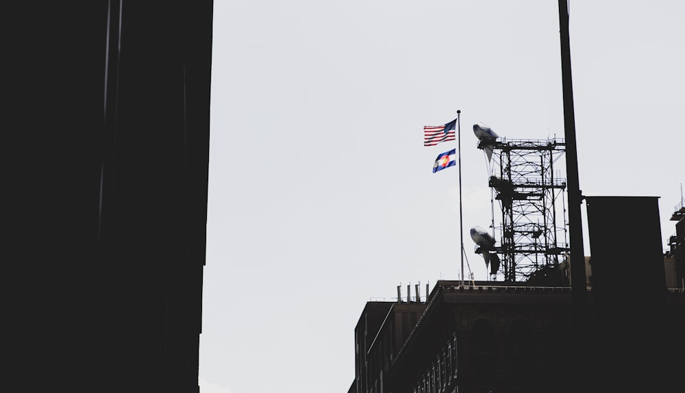 uma bandeira hasteada no topo de um edifício alto