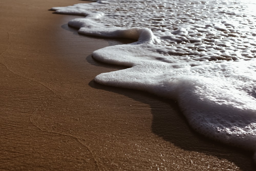 sea waves on shore at daytime