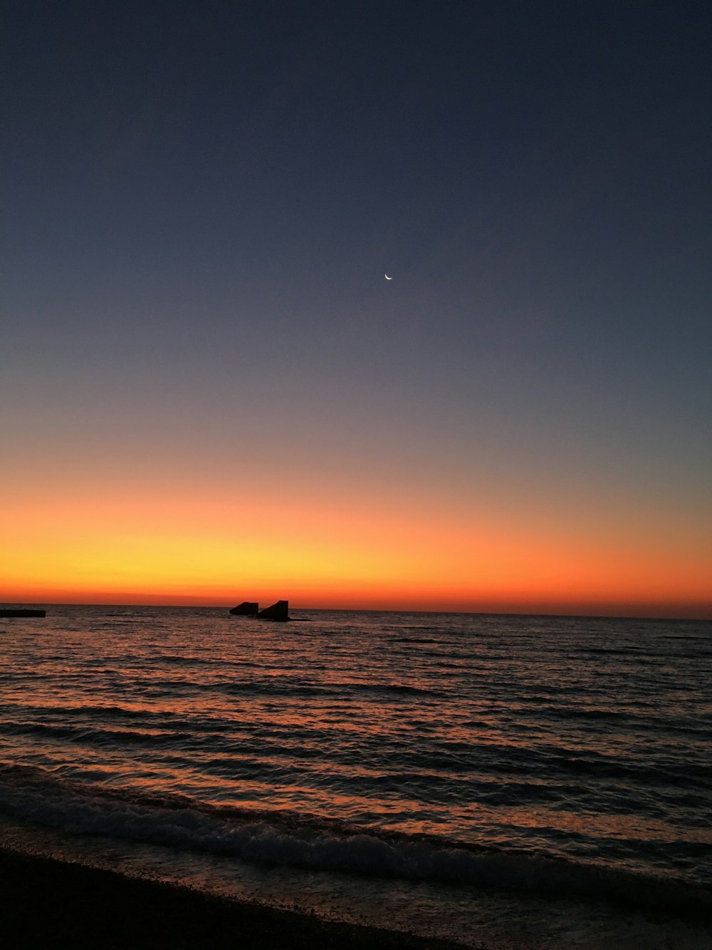 Specchio d'acqua durante l'ora d'oro