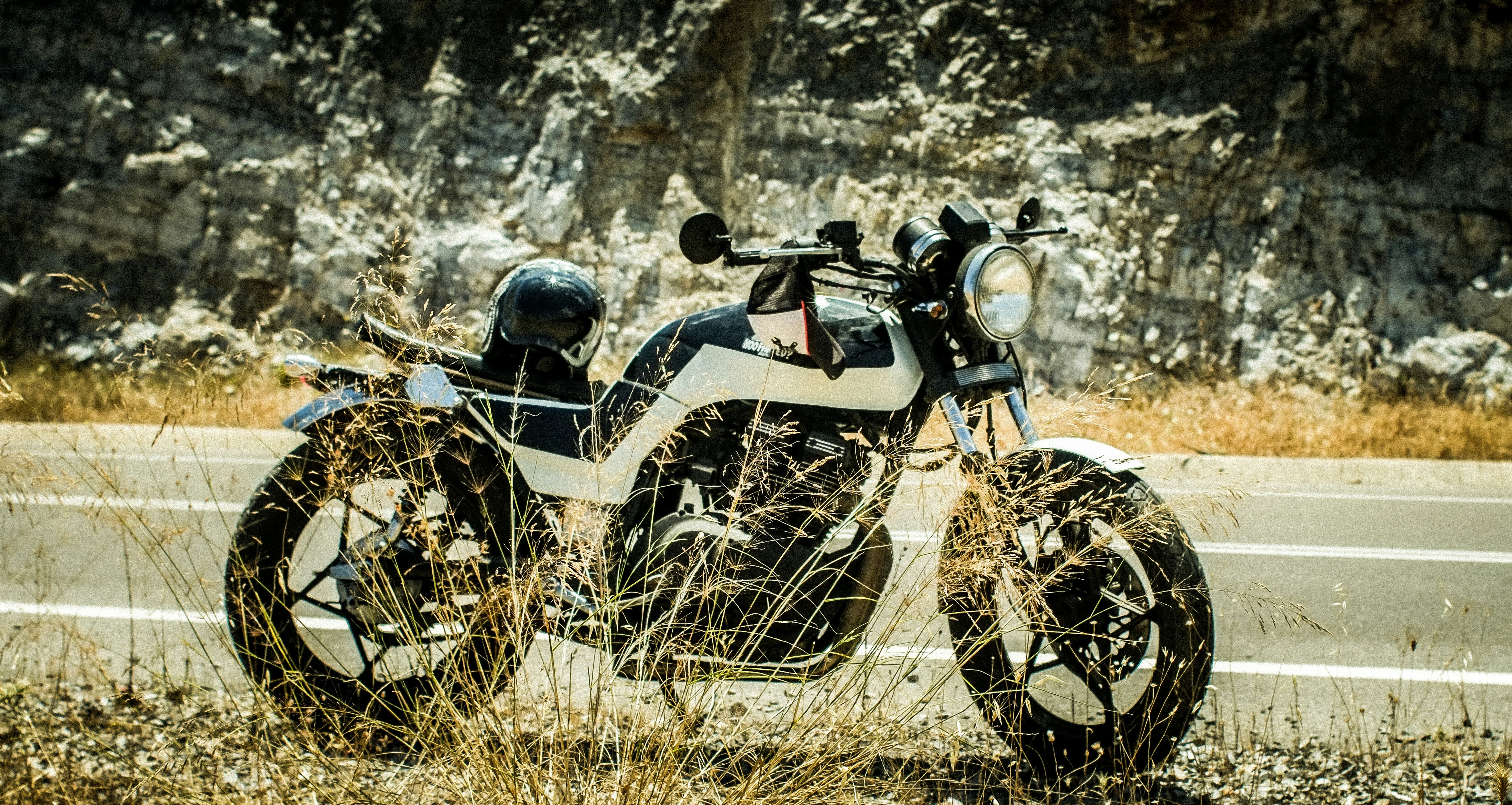 photo-1566977648246-da64745c247a?ixid=M3wxMjA3fDB8MXxzZWFyY2h8MTh8fGN1c3RvbSUyMGNvdW50ZXJ0b3BzfGVufDB8fHx8MTczODA5MzE2MXww\u0026ixlib=rb-4.0.3