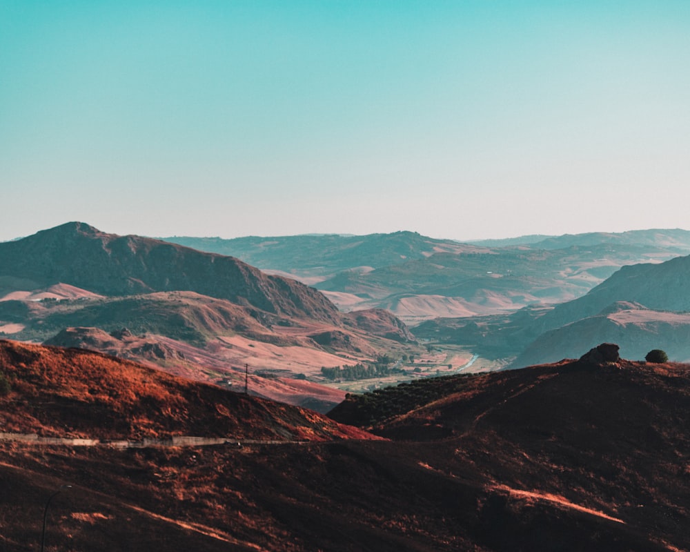 uma vista panorâmica das montanhas e uma estrada