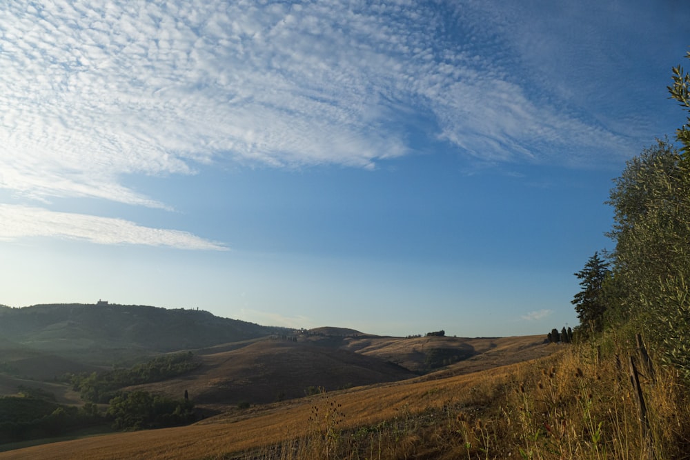 Campo de observación de la montaña bajo cielos azules y blancos durante el día