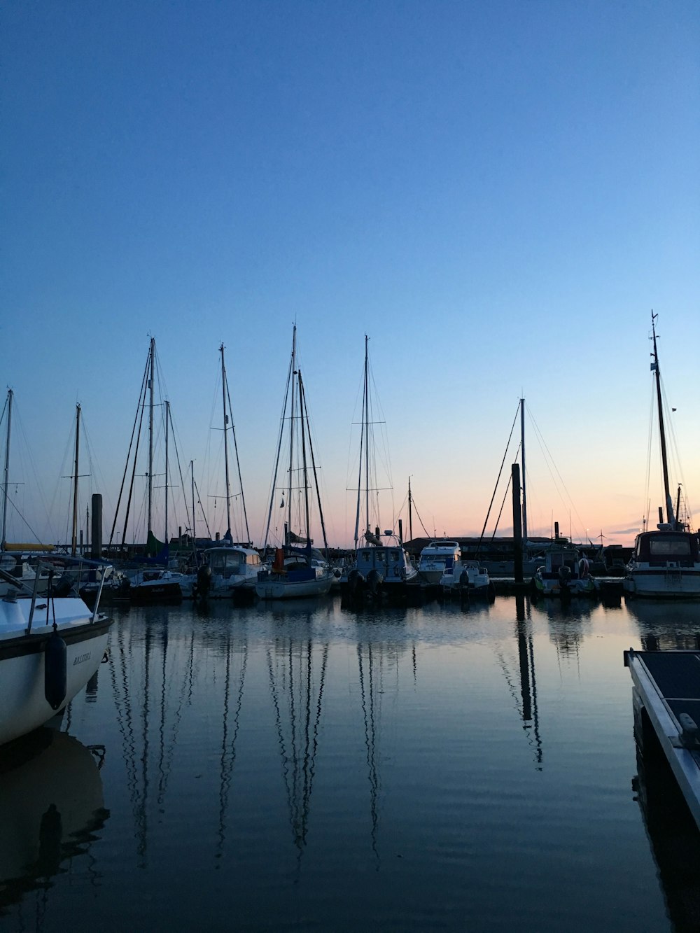 Barcos en el cuerpo de agua