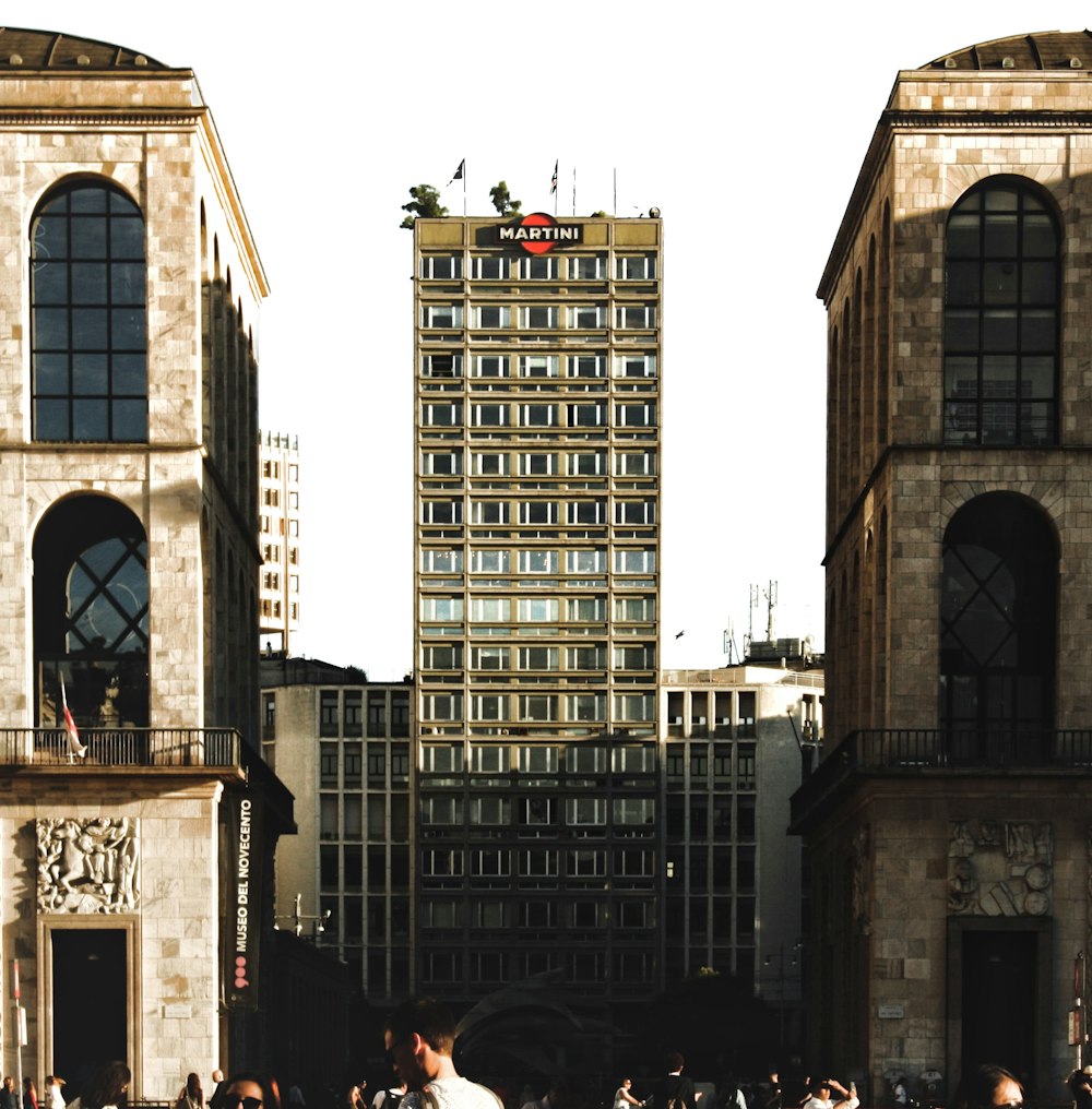 Edificio de hormigón marrón y negro bajo el cielo blanco