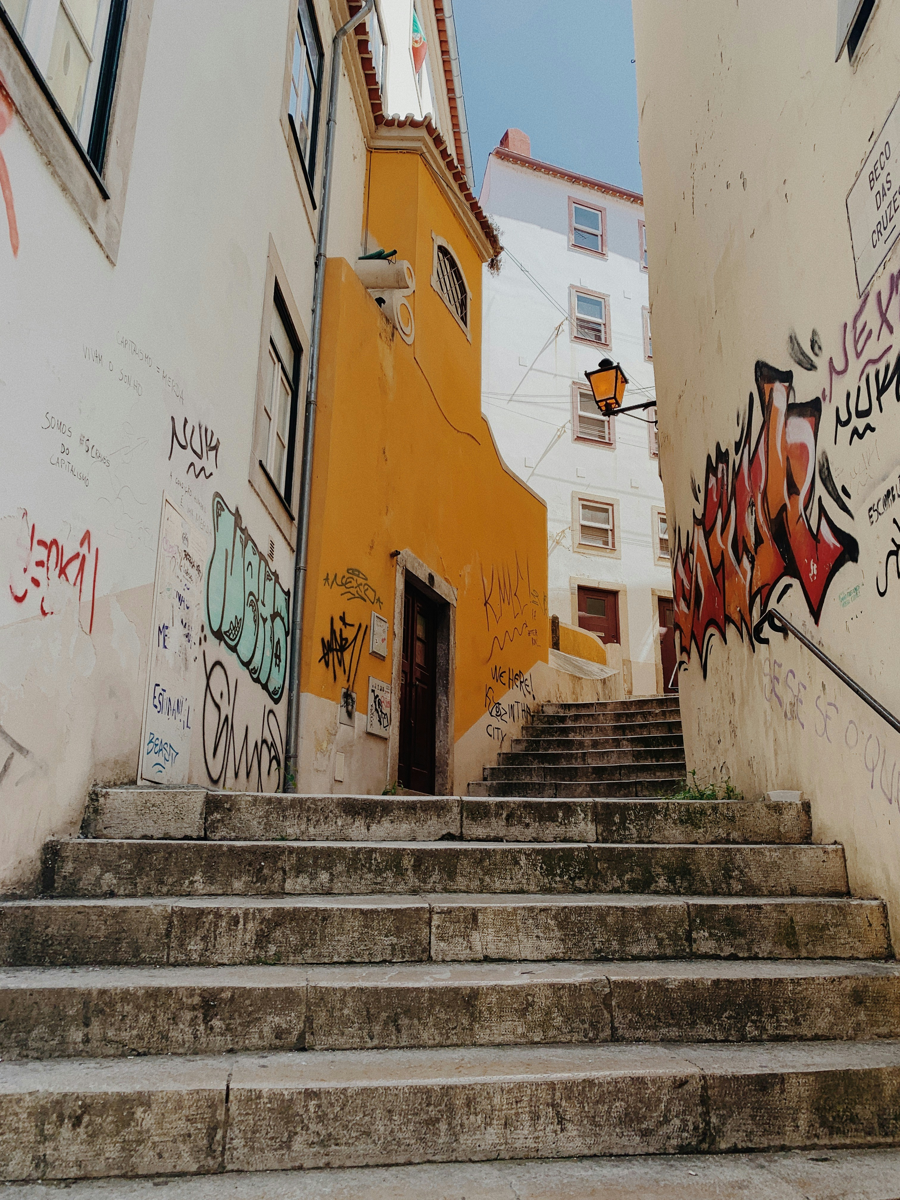 escada de concreto cinza