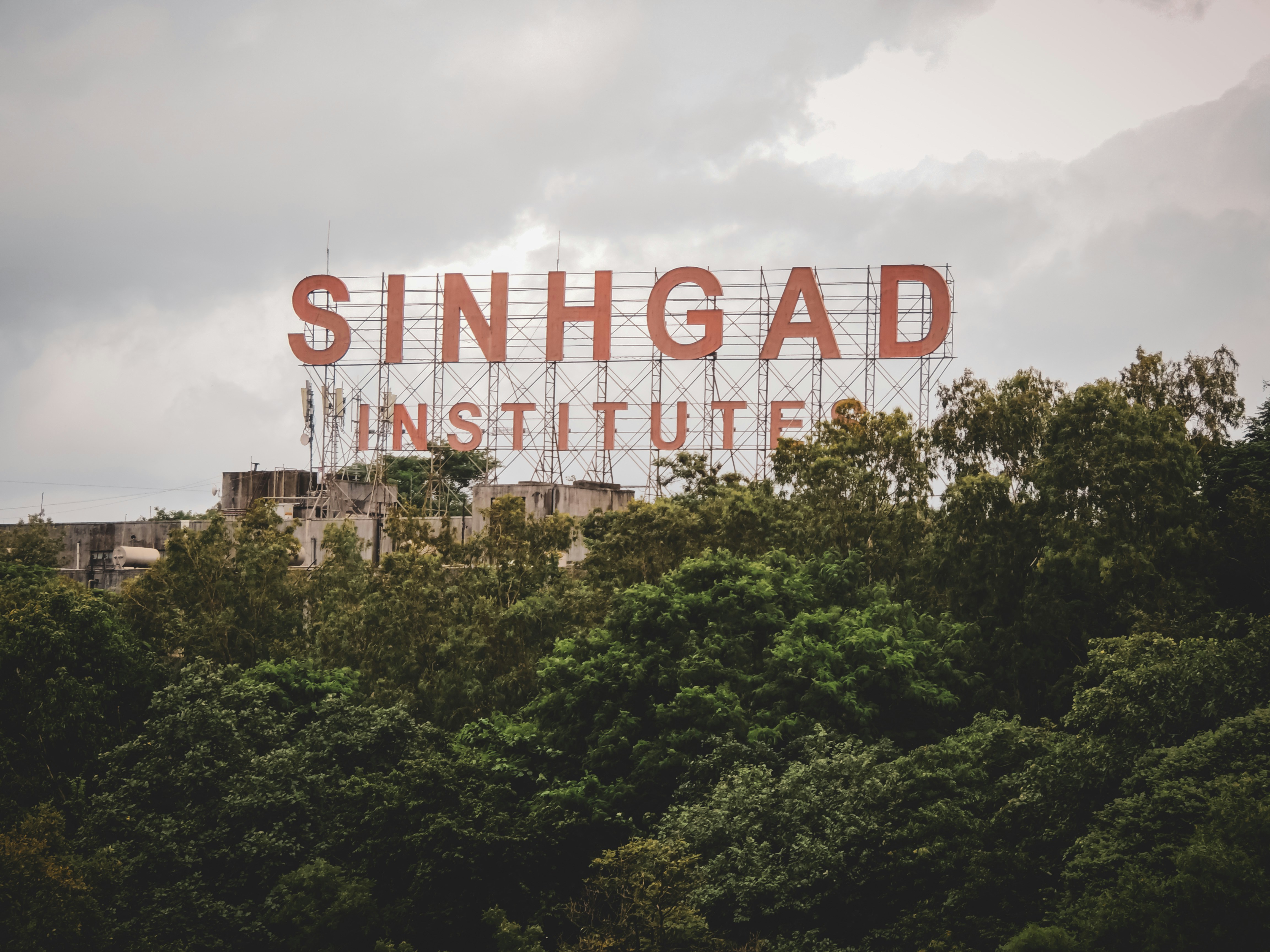 tanda Singhad Institute merah dan abu-abu di siang hari