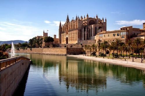 Palma de Mallorca, con su majestuosa catedral. 