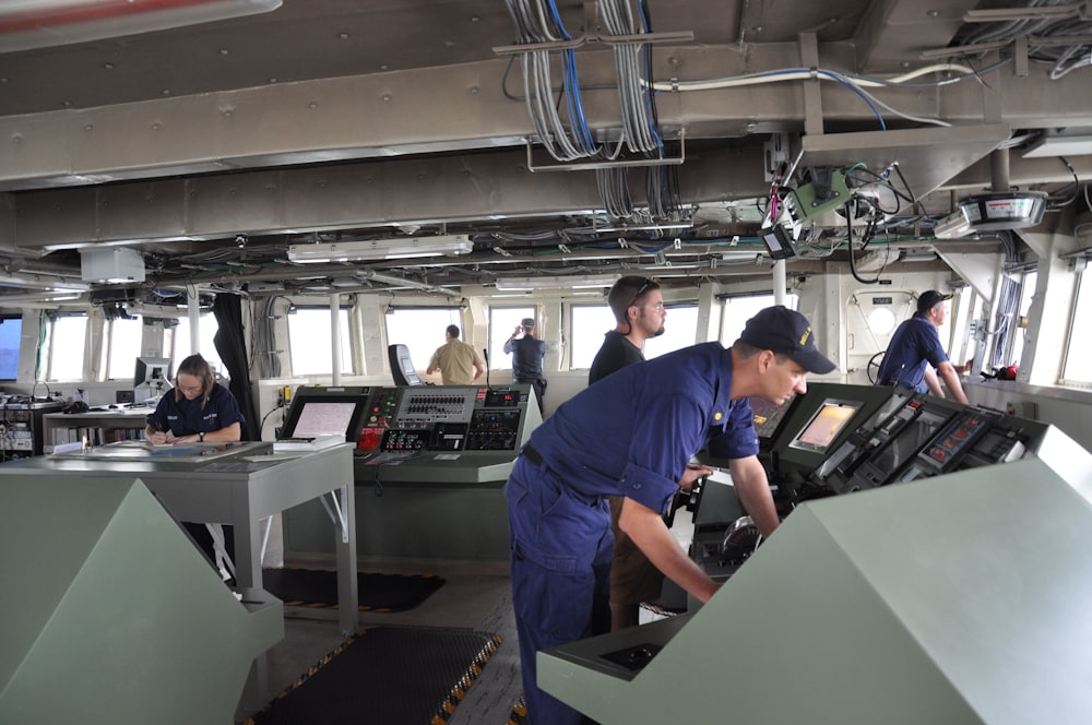 homem vestindo uniforme azul dentro do navio
