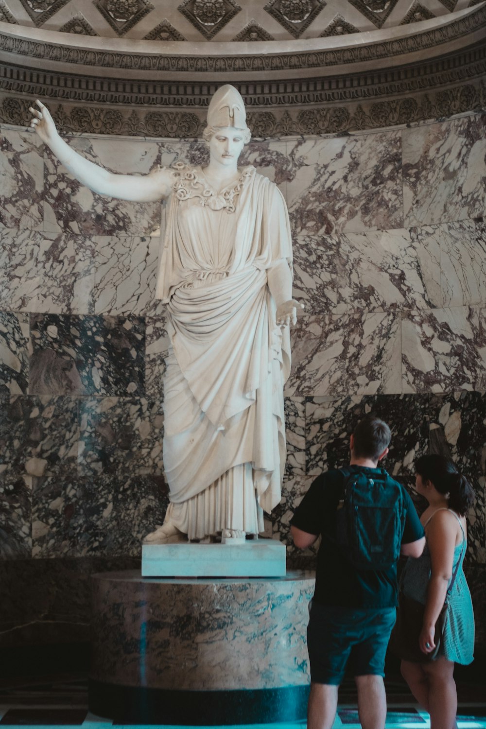 estátua temática do homem