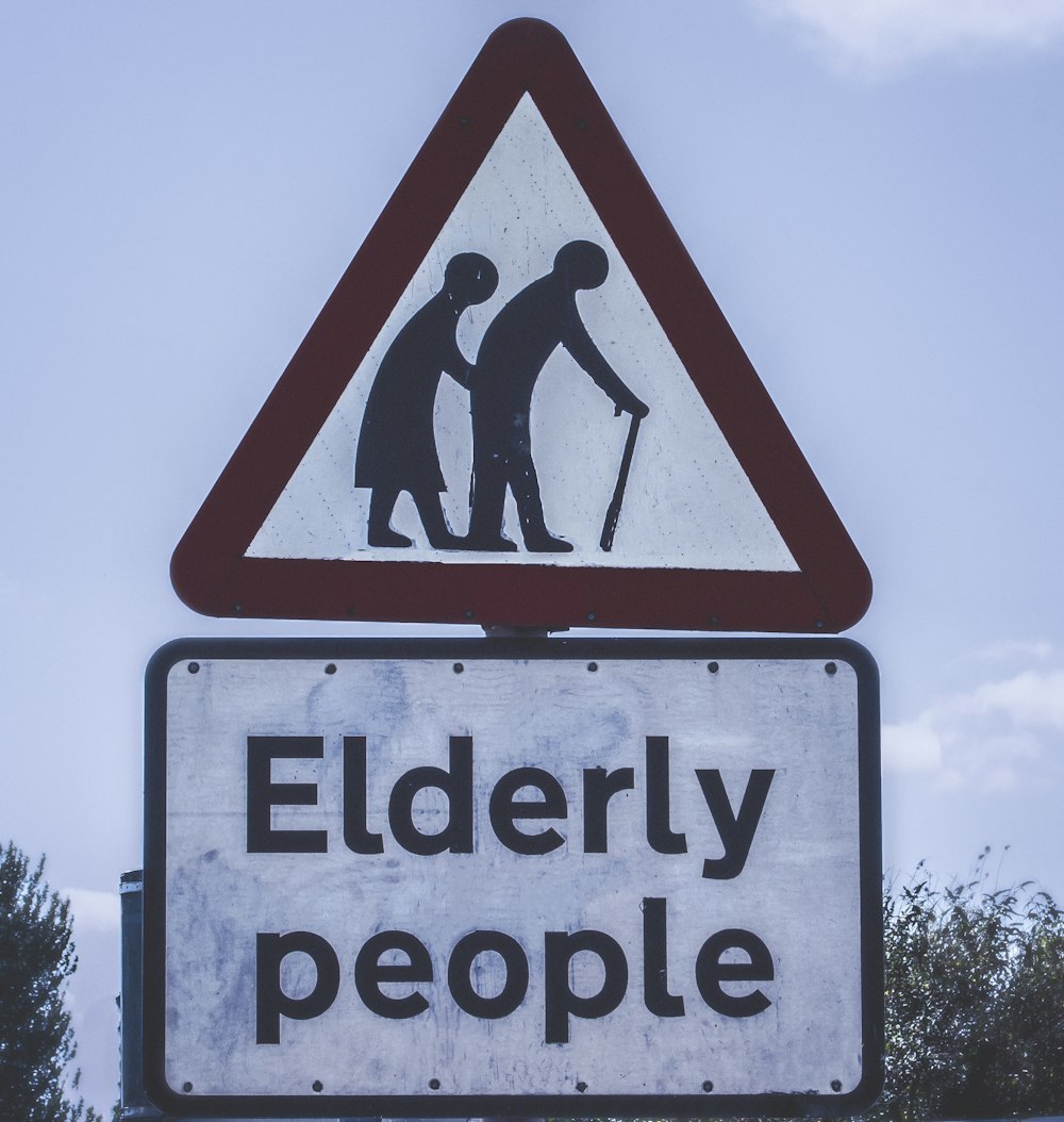 personas mayores cruzando la señal de tráfico
