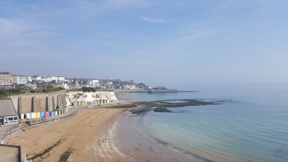 Photographie aérienne d’un bâtiment près de la mer