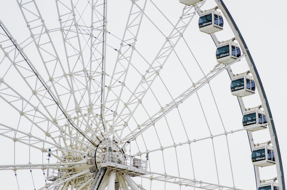 Photographie en gros plan de grande roue blanche et bleue