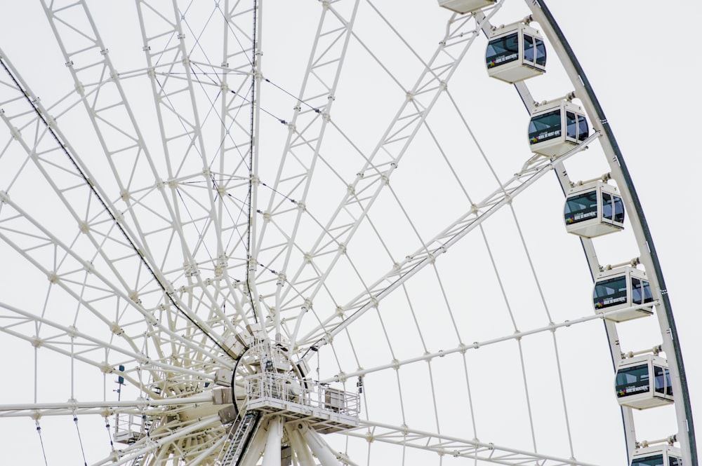 white and blue ferris wheel close-up photography