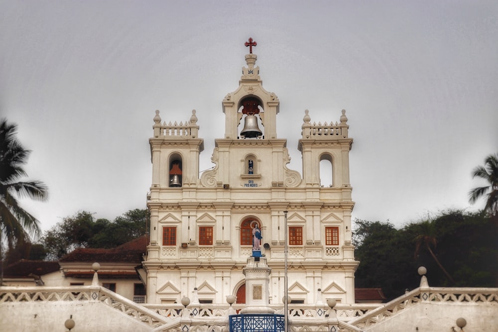 edificio in cemento bianco e marrone