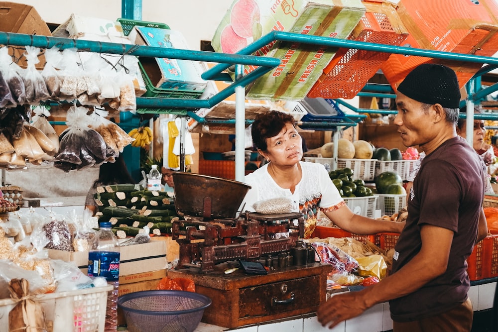 mujer vendiendo productos