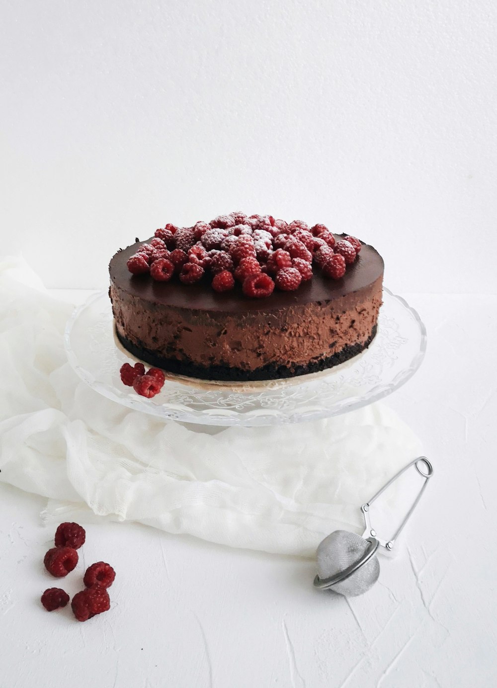 round baked cake close-up photography