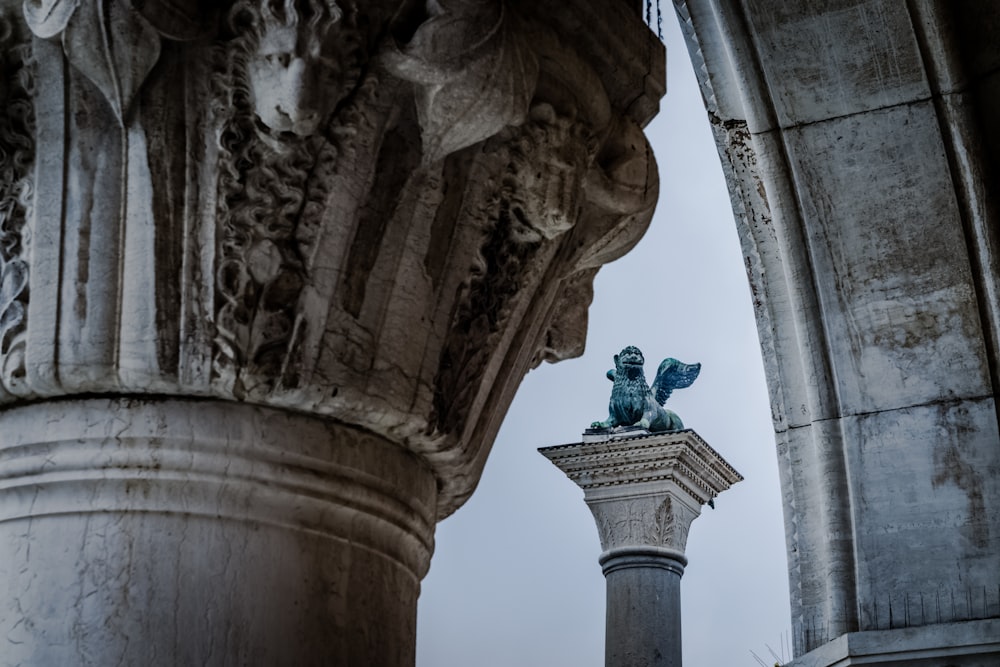 statue en béton gris