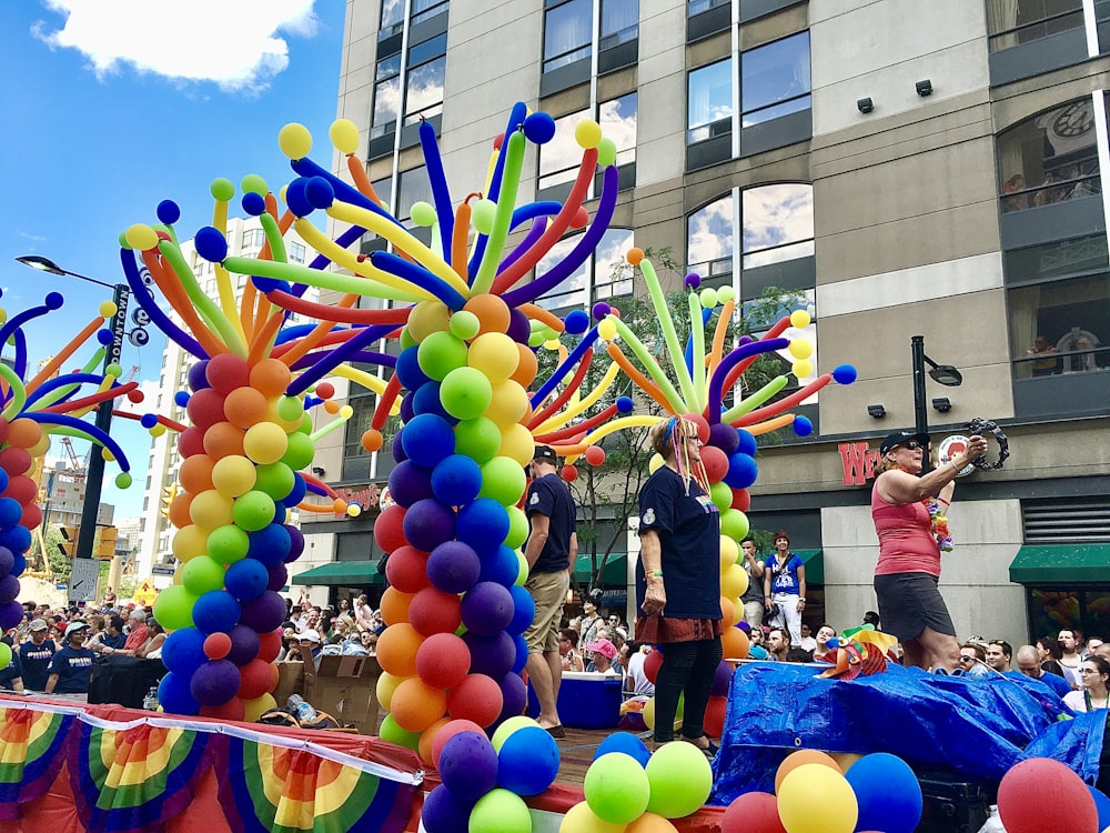 Bunte Luftballons tagsüber