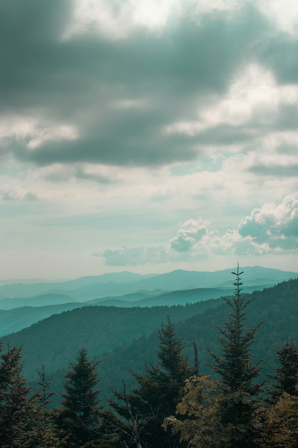 mountain under cloudy sky