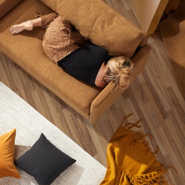 mujer descansando en un sofá