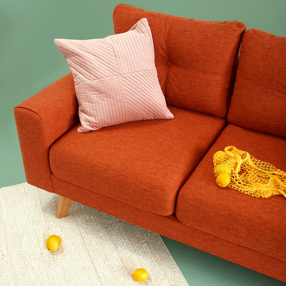 sofá de tecido vermelho
