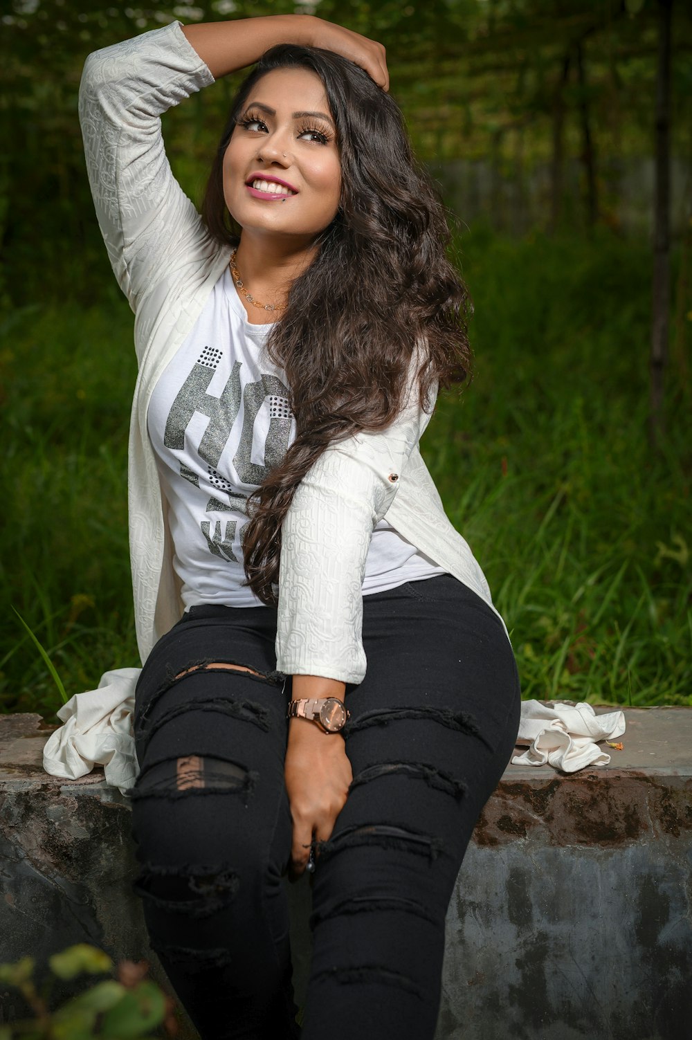 femme portant une chemise blanche et un jean noir usé