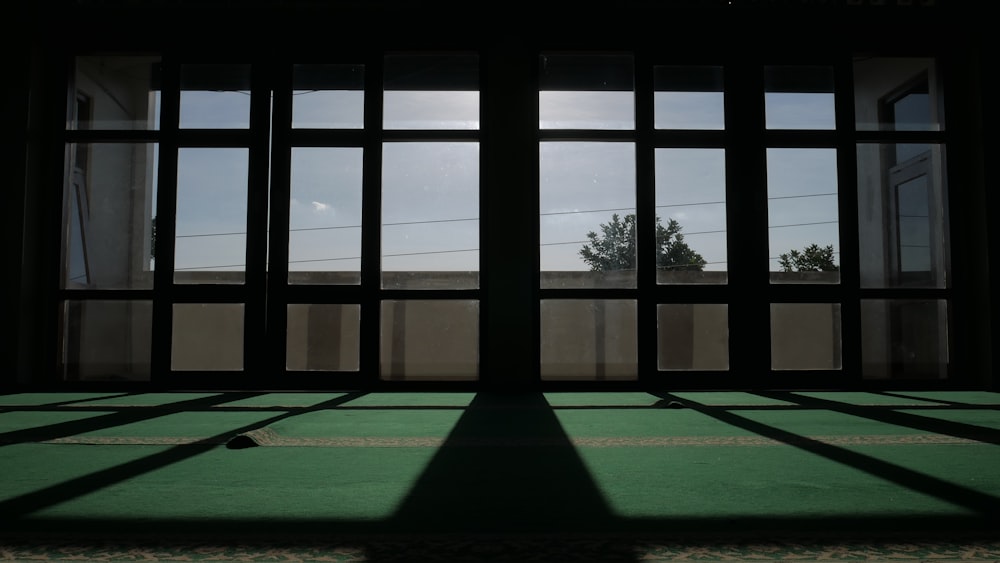 ein Schatten einer Person, die vor einem Fenster steht