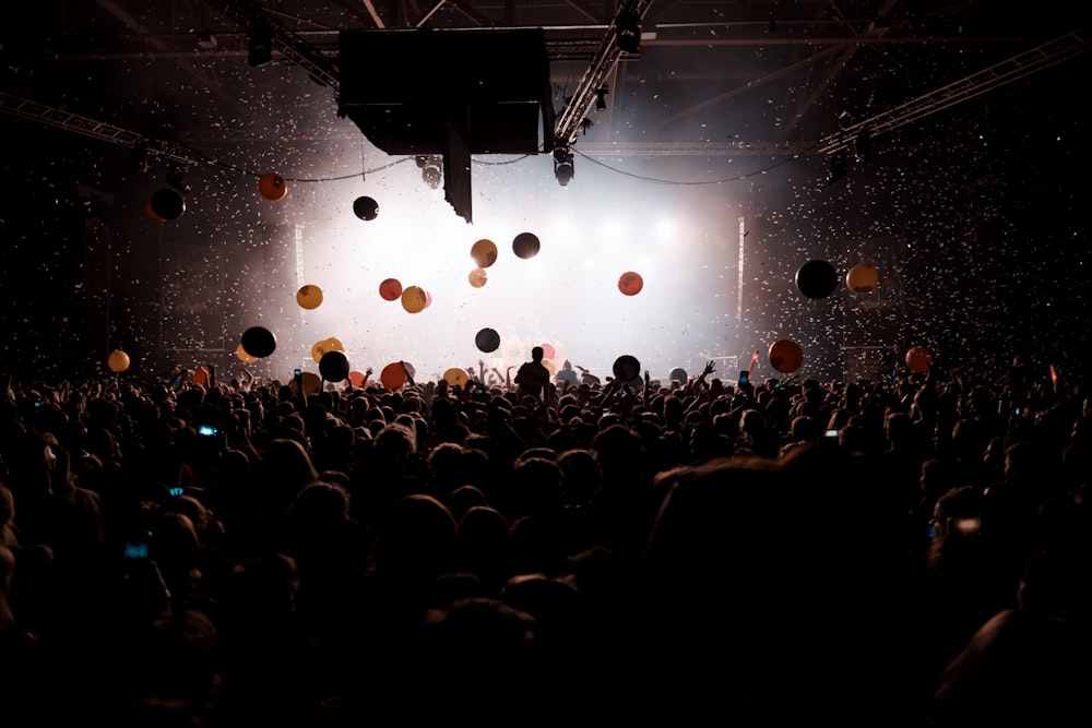 Persone vicino al palco