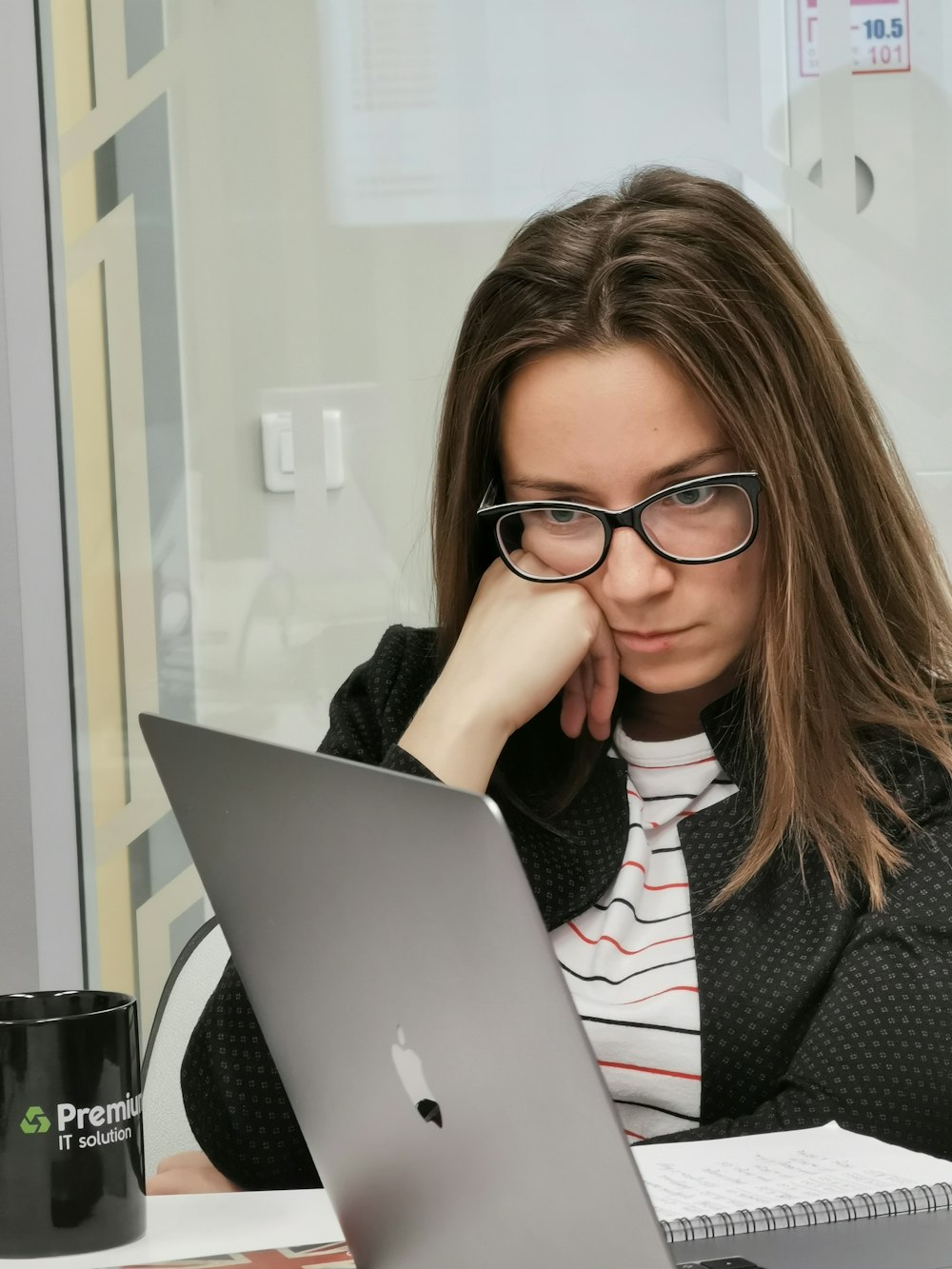 femme utilisant MacBook