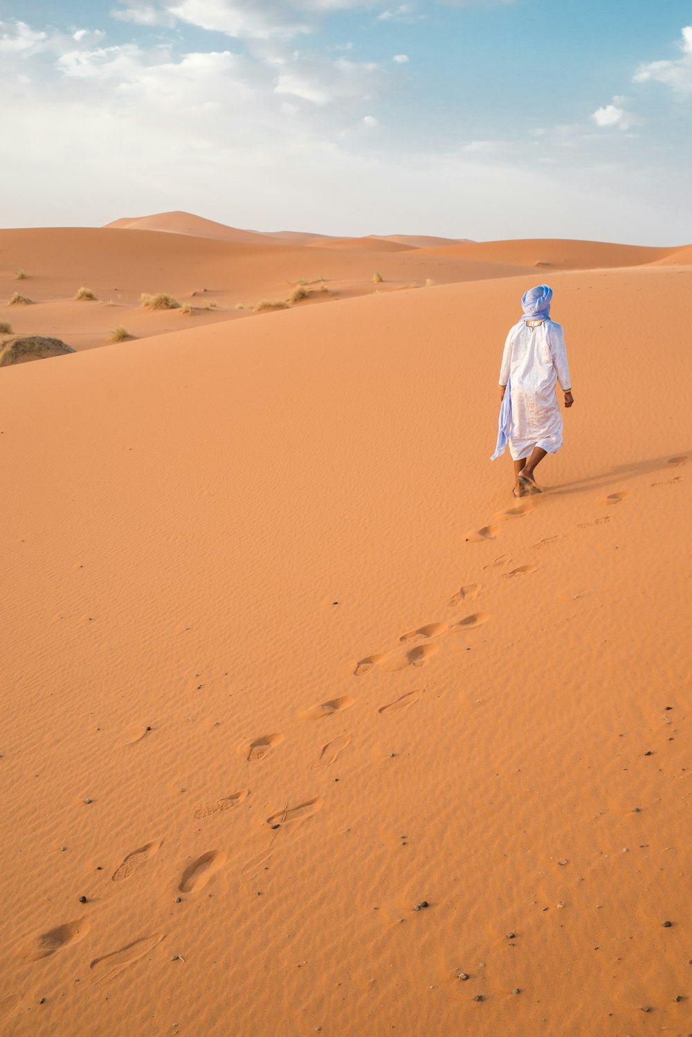 hombre caminando en el desierto durante el día