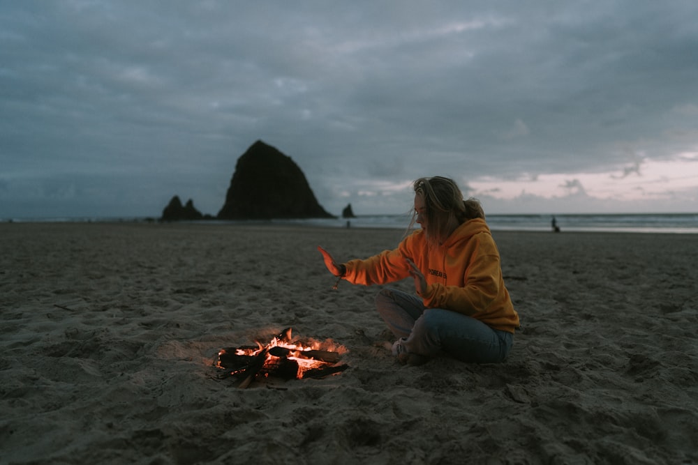 Frau trägt orangefarbenen Pullover-Kapuzenpullover