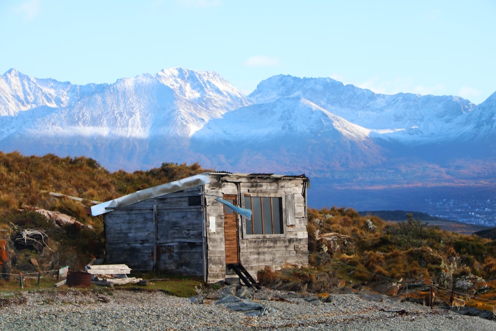 Cabanon gris près de Mountian