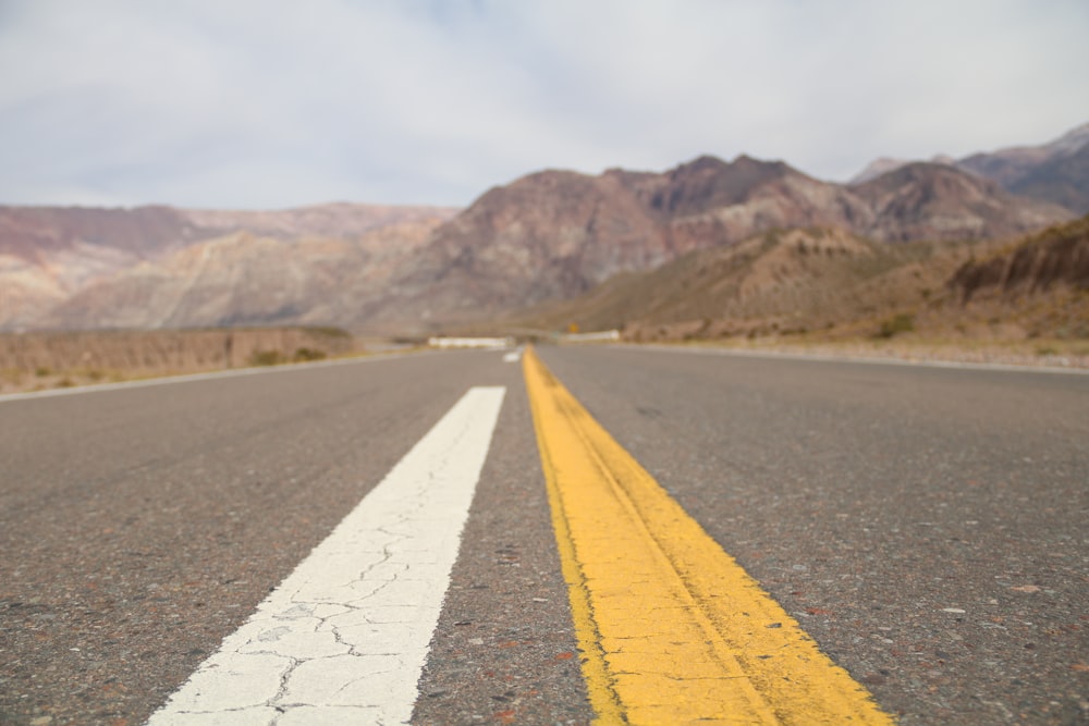 Lignes de route blanches et jaunes