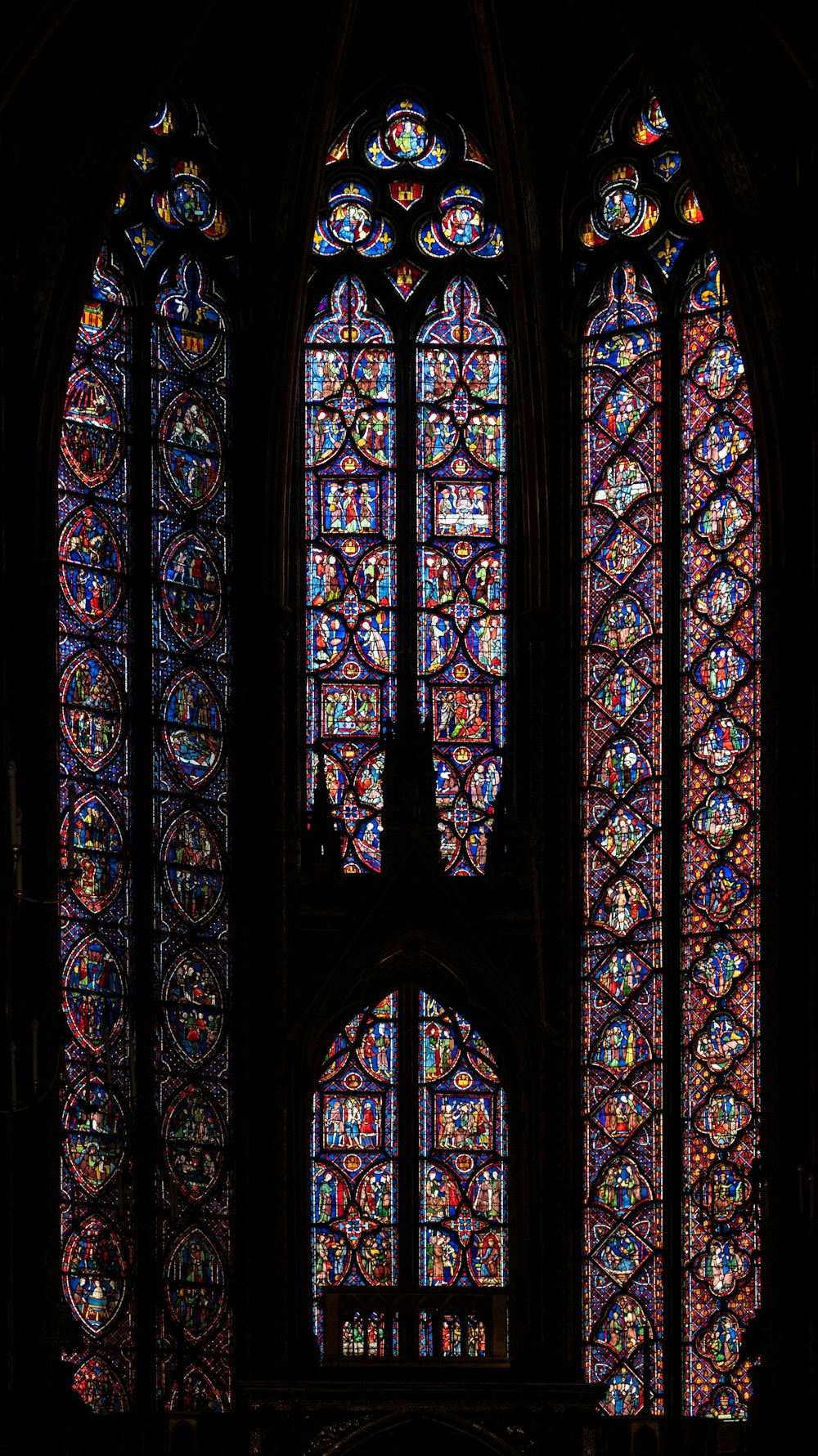 Bâtiment avec fenêtres en verre multicolores