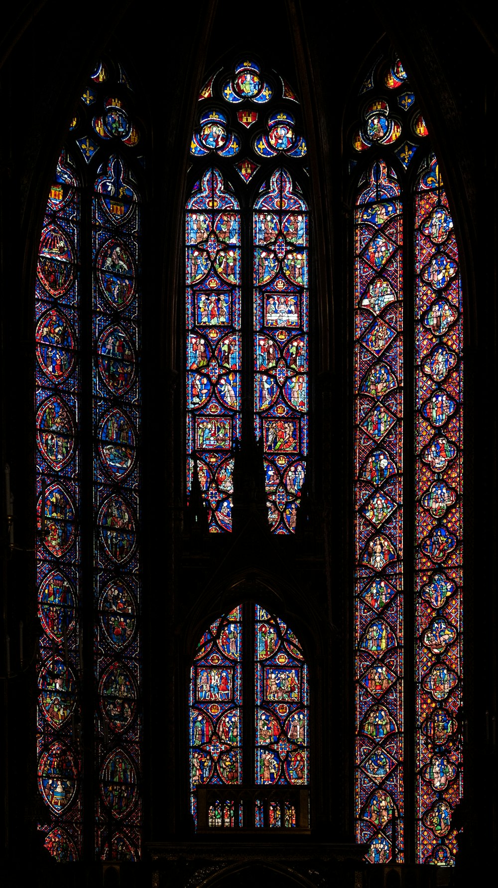 Gebäude mit mehrfarbigen Glasfenstern