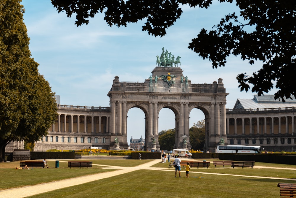 Menschen im Park in der Nähe des Tores während des Tages