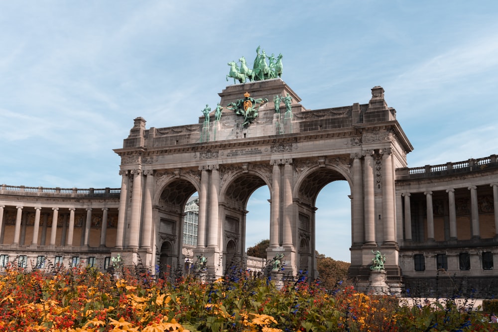 graue Betonkonstruktion unter blauem Himmel