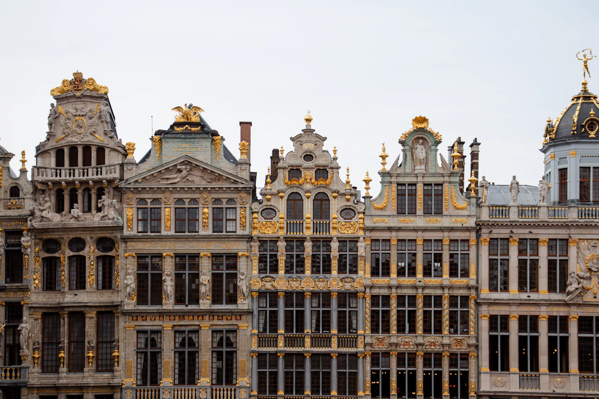 Goud en grijs gebouw bij de Grote Markt Brussel