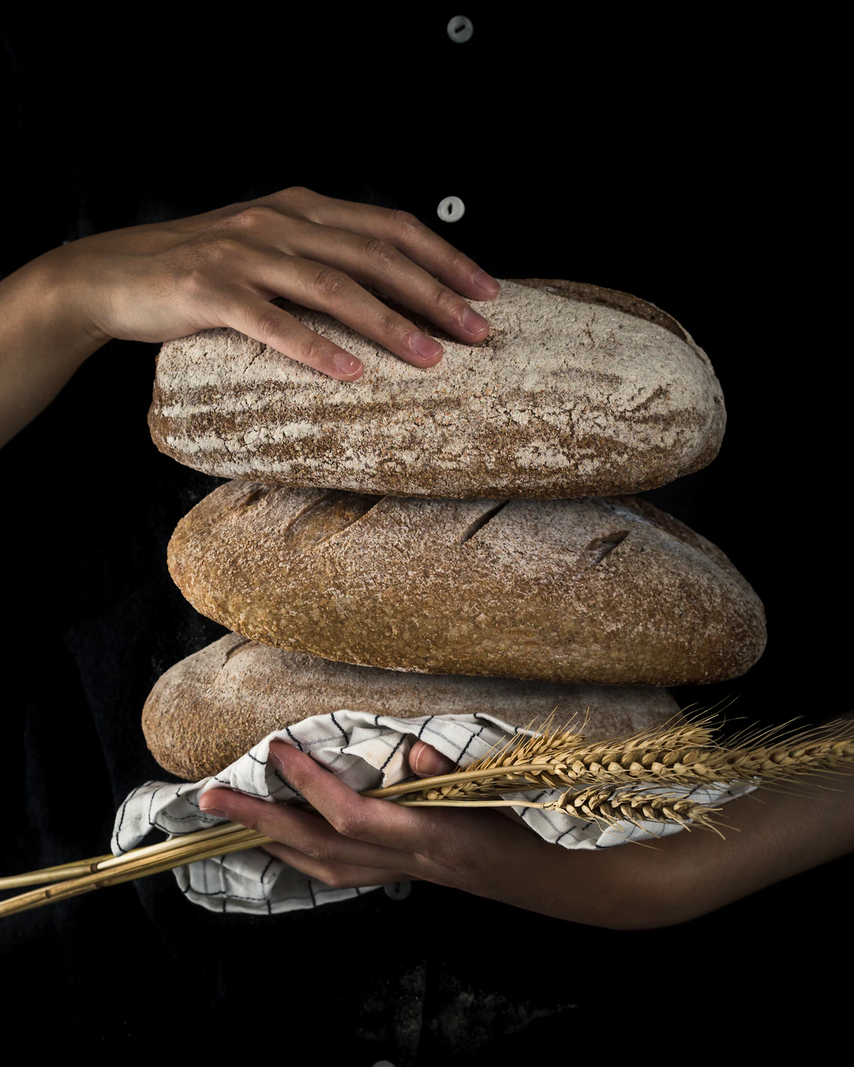 Persona sosteniendo una pieza de pan recién horneada