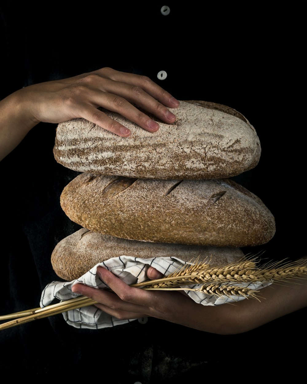 Person, die gebackenes Brot in der Hand hält