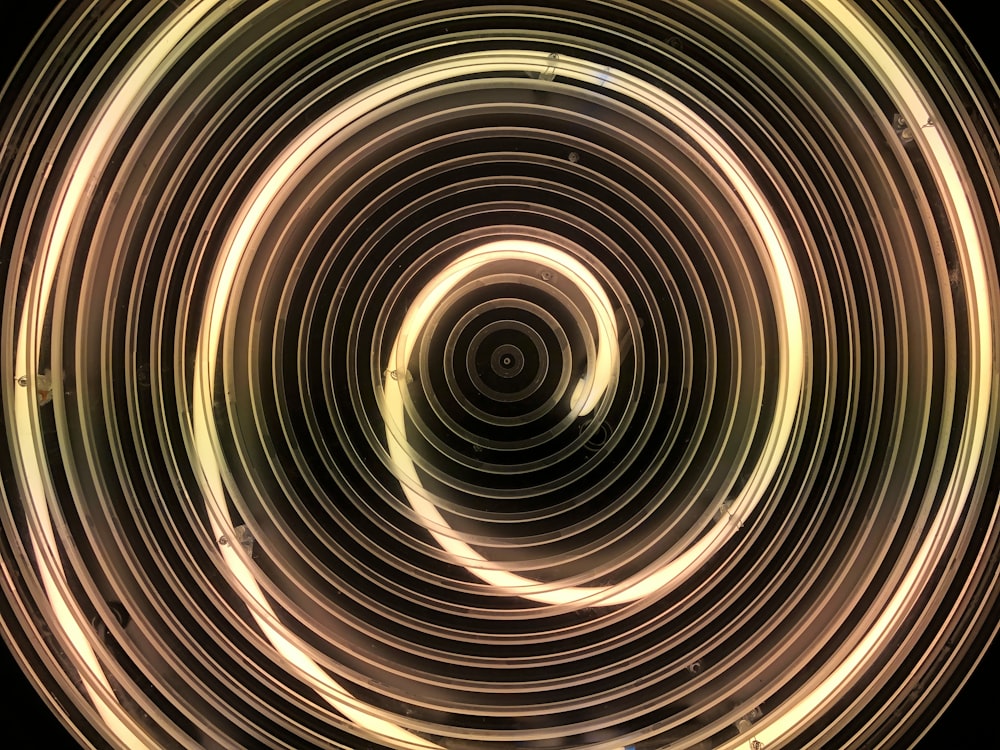 ein kreisförmiges Lichtgemälde mit schwarzem Hintergrund