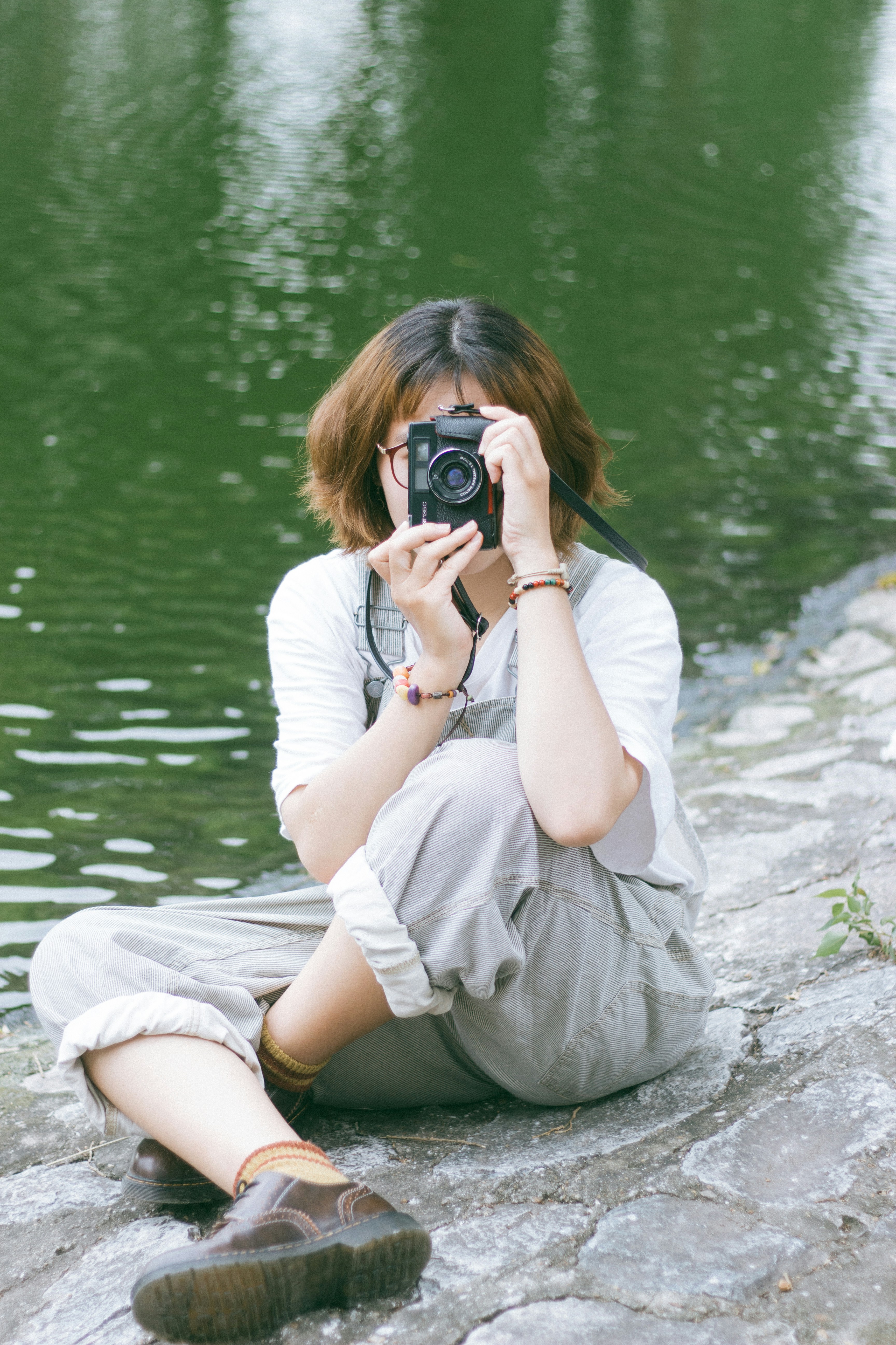 カメラを構える女性の写真 Unsplashで見つける衣服の無料写真