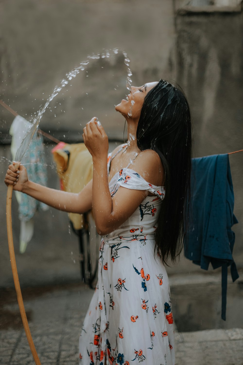 Mujer sosteniendo la manguera de agua