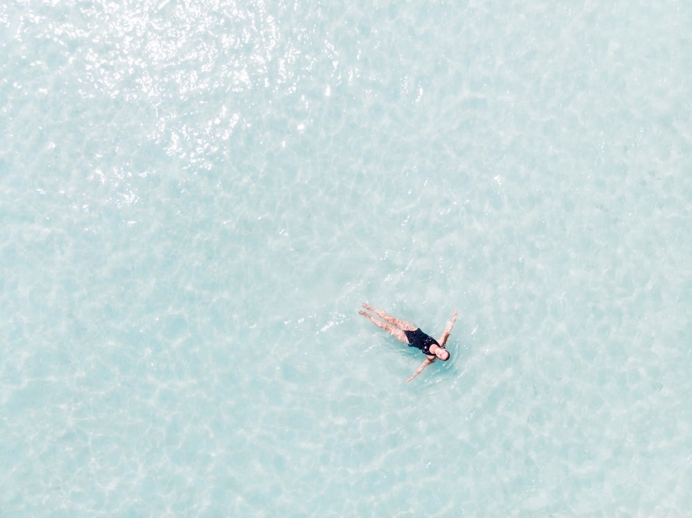 mulher flutuando na superfície da água