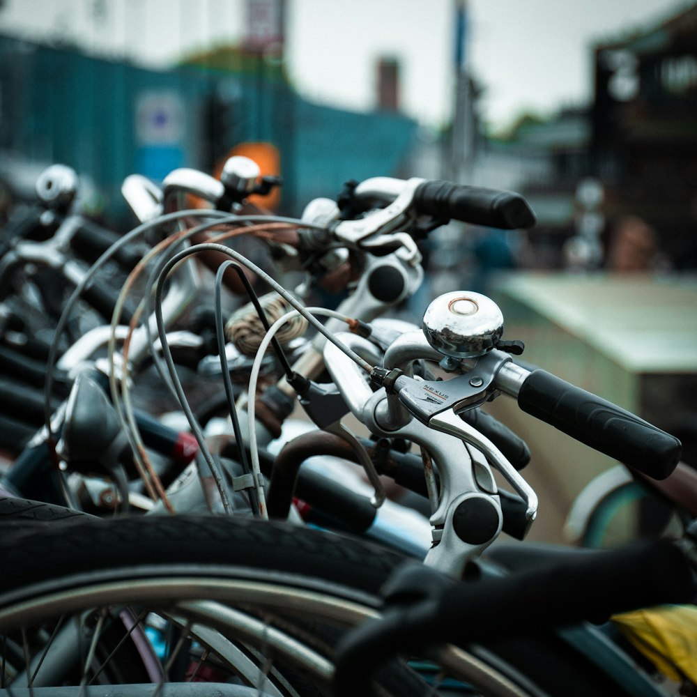 Fotografia de foco de bicicletas estacionadas perto da parede