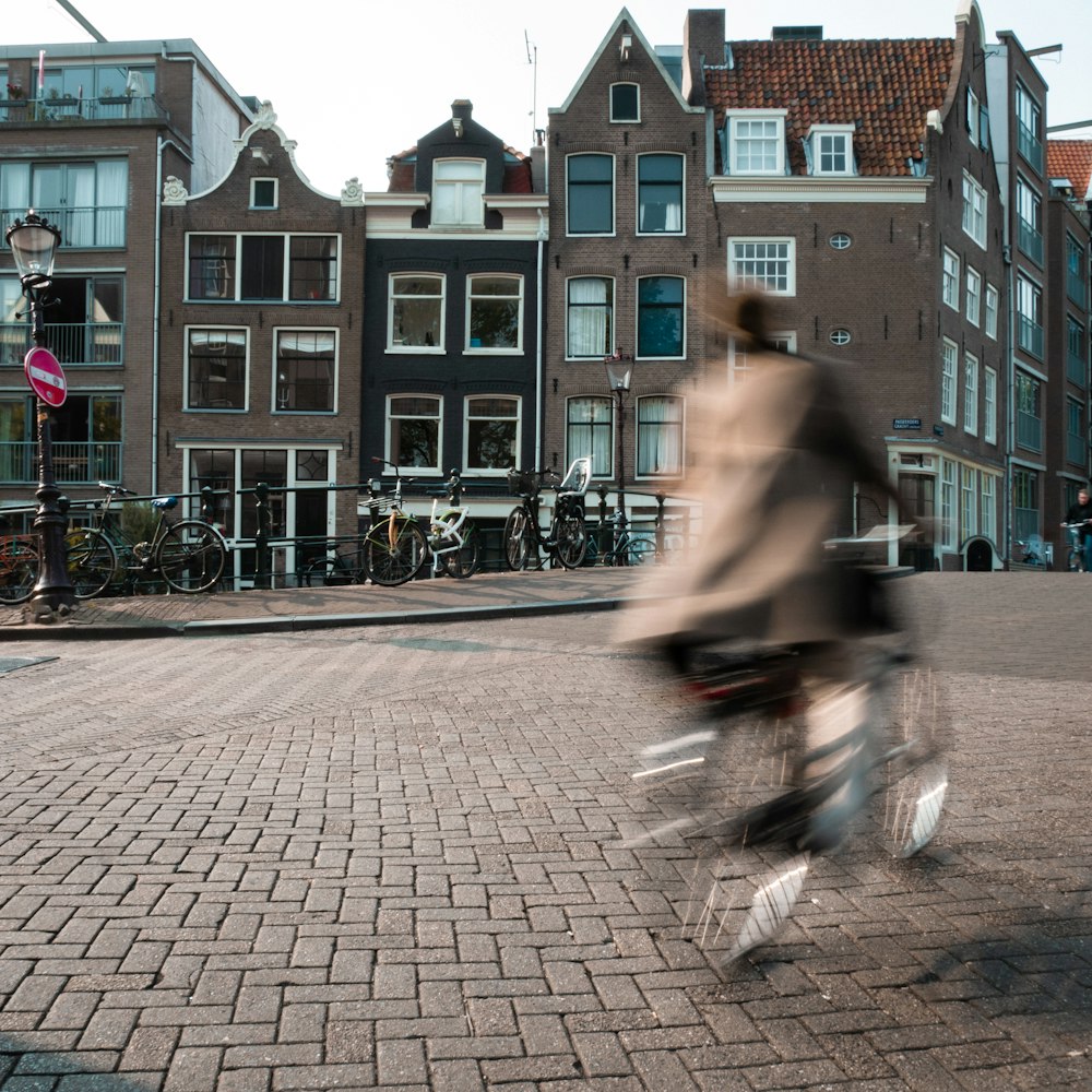 une photo floue d’une personne à vélo