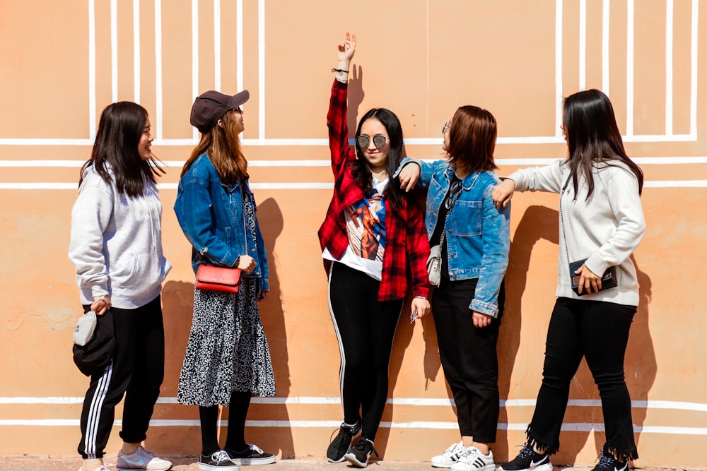 cinq femmes portant des vêtements formels photographie en gros plan