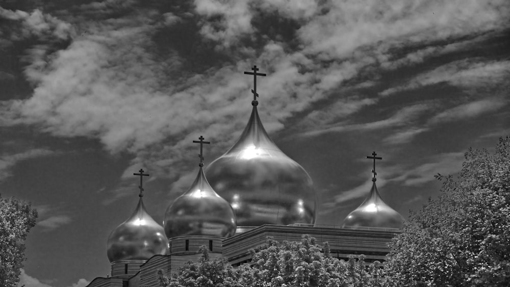 Photo en niveaux de gris de la mosquée